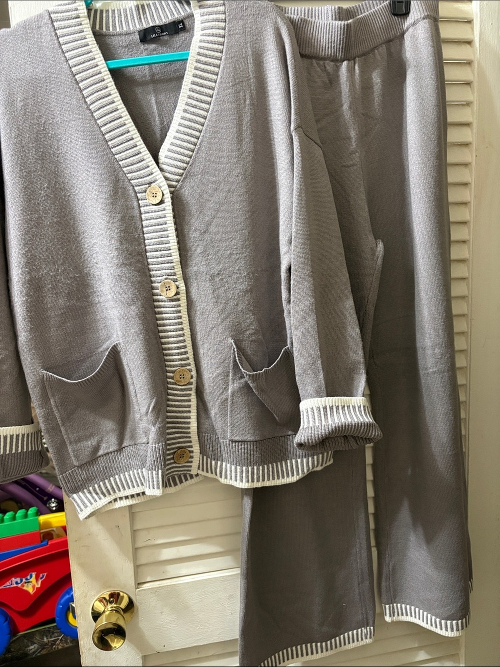 Neutral Gray Knit Cardigan & Pants Set with Contrast Trim